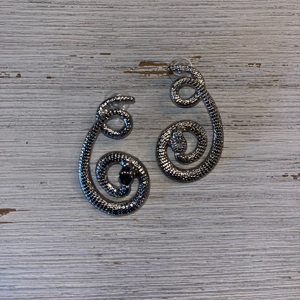 Super cool dangling rattlesnake snake earrings.